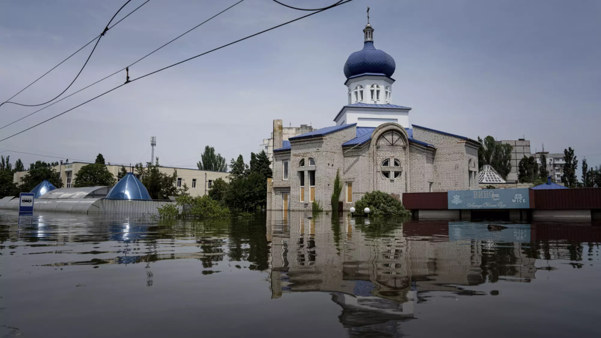 A church is surrounded by water in a flooded neighborhood in Kherson, Ukraine, following the destruction of the Kakhovka Dam in June 2023. Photo: Evgeniy Maloletka / Associated Press