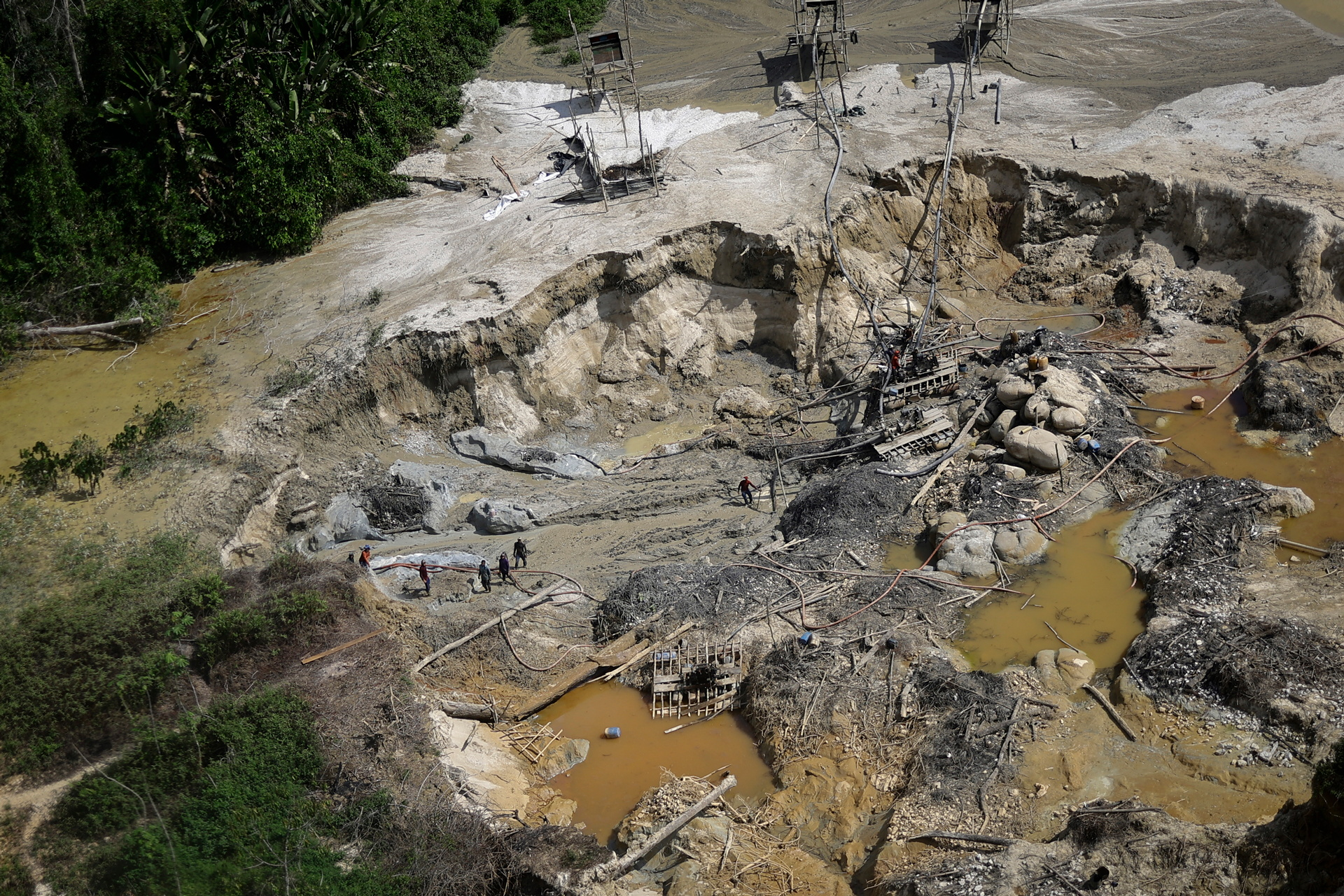Aerial view of illegal miners using jets of water to dig for gold, damaging the soil by the edge of the Couto de Magalhaes river, during an operation by members of Ibama’s Special Inspection Group against illegal mining in Yanomami Indigenous land, Brazil, 3 December 2023. Photo: Ueslei Marcelino / REUTERS