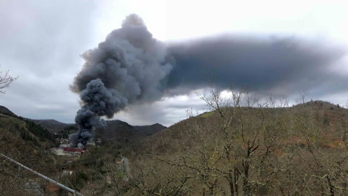 Smoke rises from a warehouse fire, owned by French recycling group SNAM, which houses lithium batteries in Viviez, north of Toulouse, France, 17 February 2024 in this image obtained from social media. Photo: Adeba / REUTERS