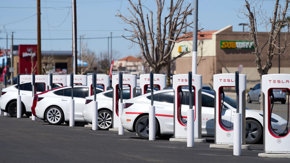 Electric vehicles charging in Victorville, California, 11 March 2024. In California, electric vehicles could soon account for 10 percent of peak power demand. Photo: Lauren Justice / The New York Times