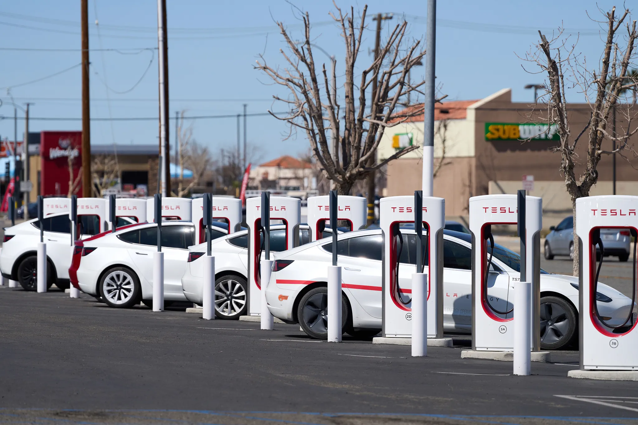 Electric vehicles charging in Victorville, California, 11 March 2024. In California, electric vehicles could soon account for 10 percent of peak power demand. Photo: Lauren Justice / The New York Times