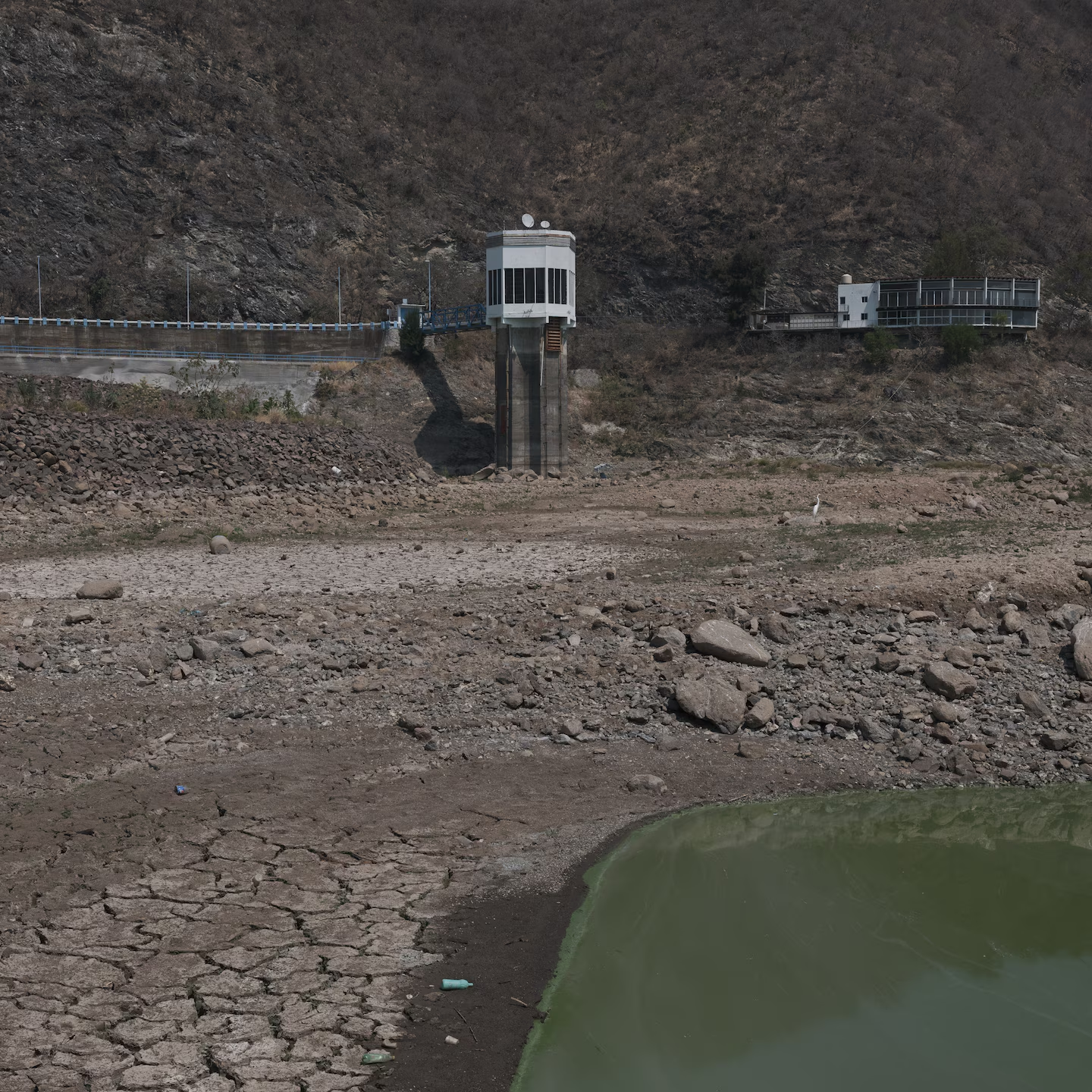 Low water levels at the Miguel Aleman dam in May 2024. Photo: Luis Antonio Rojas / The Washington Post