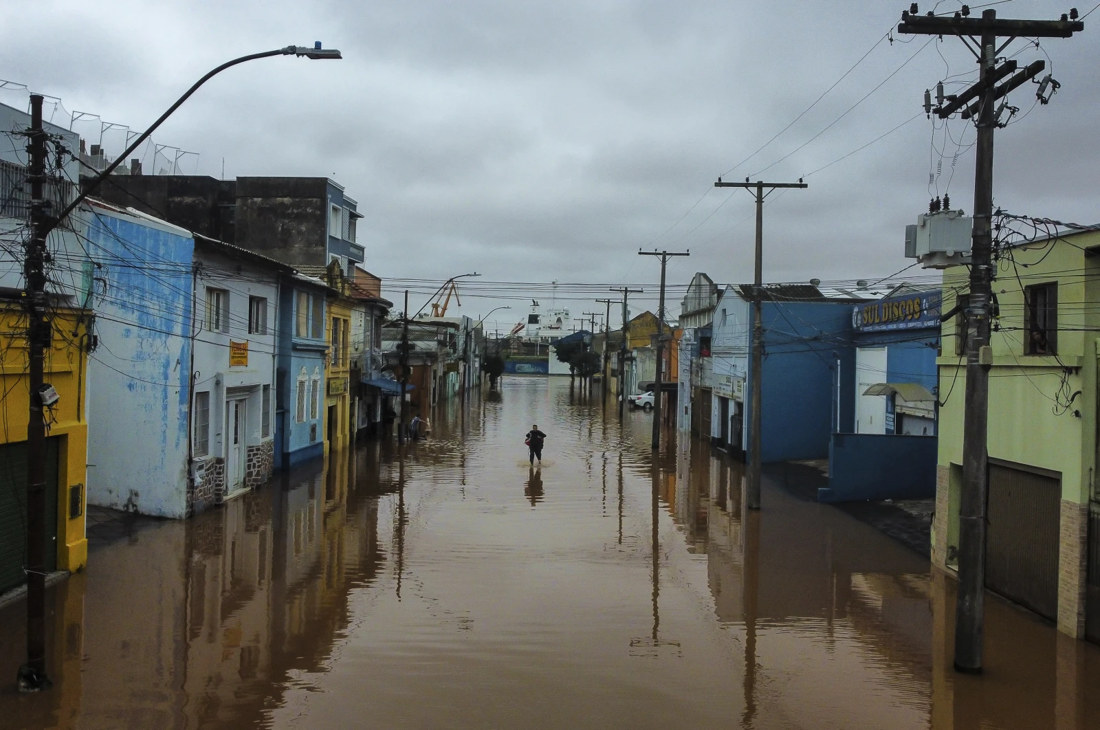 A man wades through an area flooded by heavy rains, in Porto Alegre, Rio Grande do Sul state, Brazil, 3 May 2024. Photo: Carlos Macedo / AP Photo