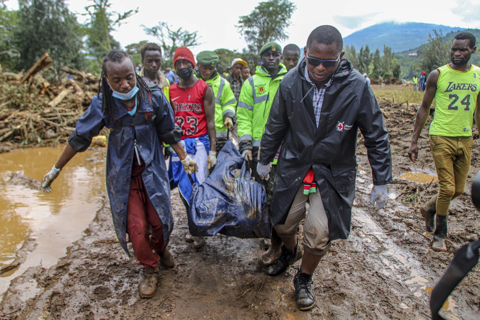 Kenya Red Cross workers and volunteers carry a man’s body after floodwater washed away houses, in Kamuchiri Village Mai Mahiu, Nakuru County, Kenya, 30 April 2024. Photo: Patrick Ngugi / AP Photo