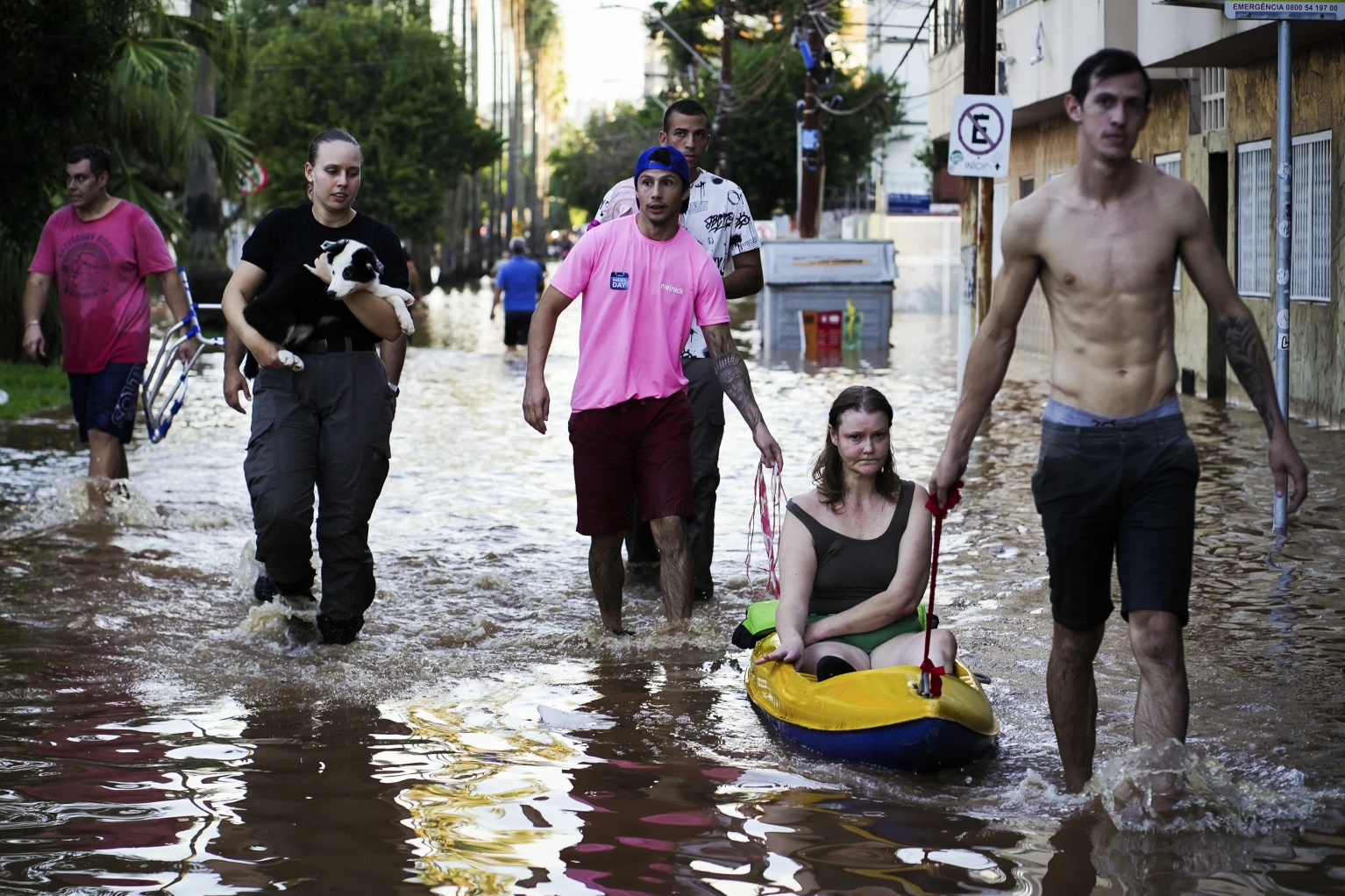 A woman is rescued from an area flooded by heavy rains in Porto Alegre, Rio Grande do Sul state, Brazil, Monday, 6 May 2024. Photo: Carlos Macedo / AP Photo