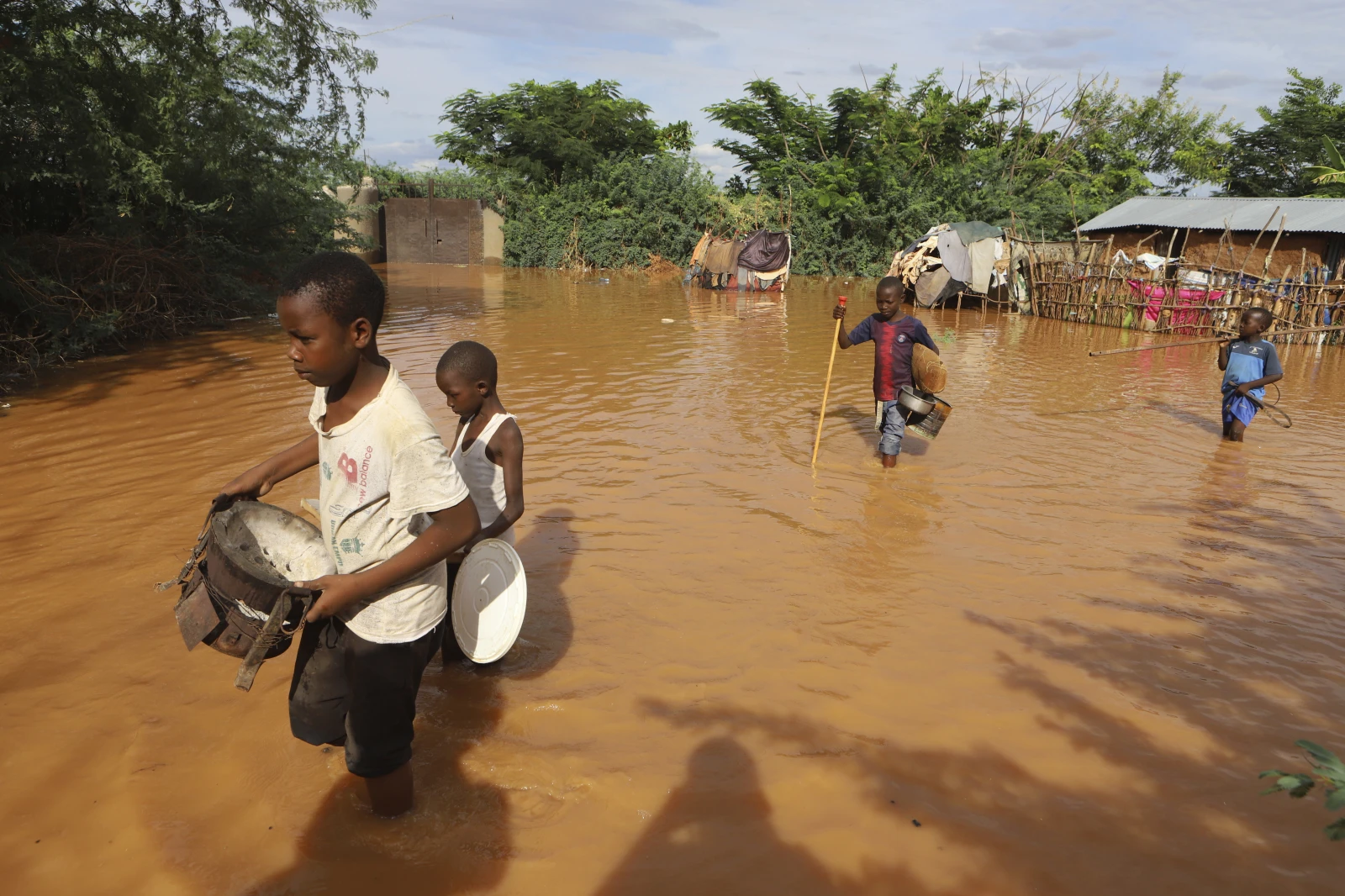 Children flee floodwaters that wreaked havoc at Mororo, border of Tana River and Garissa counties in North Eastern Kenya, 28 April 2024. Photo: Andrew Kasuku / AP Photo