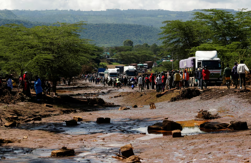 Residents and motorists are seen along the Mai Mahiu-Naivasha highway near the scene of search and rescue operations, after heavy flash floods wiped out several homes when a dam burst, following heavy rains in Kamuchiri village of Mai Mahiu, Nakuru County, Kenya, 29 April 2024. Photo: Thomas Mukoya / REUTERS