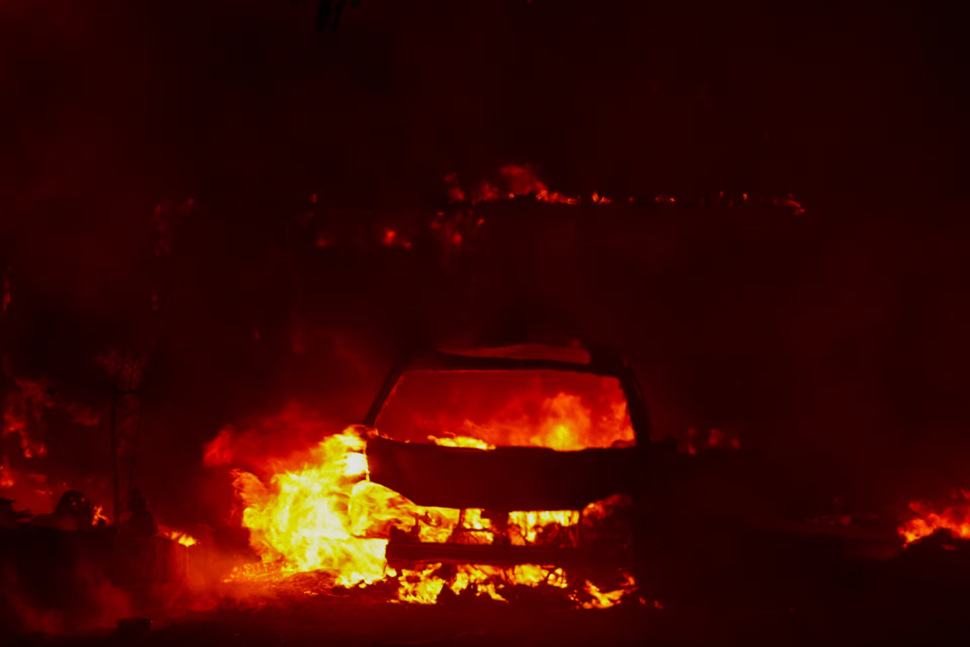 A burning car is seen as the Park Fire burns along Cohasset Road near Chico, California, U.S. 25 July 2024. Photo: Fred Greaves / REUTERS