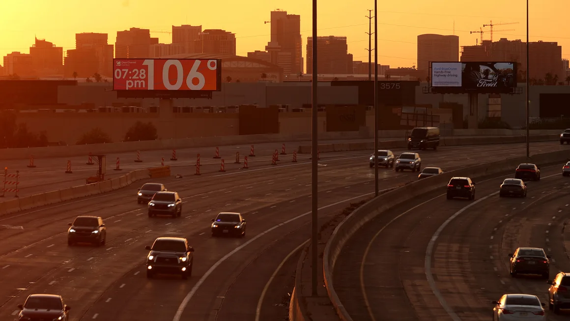 A billboard shows the temperature in Phoenix on 5 June 2024 as 106°F (41°C) at 7:28 pm. Photo: Justin Sullivan / Getty Images