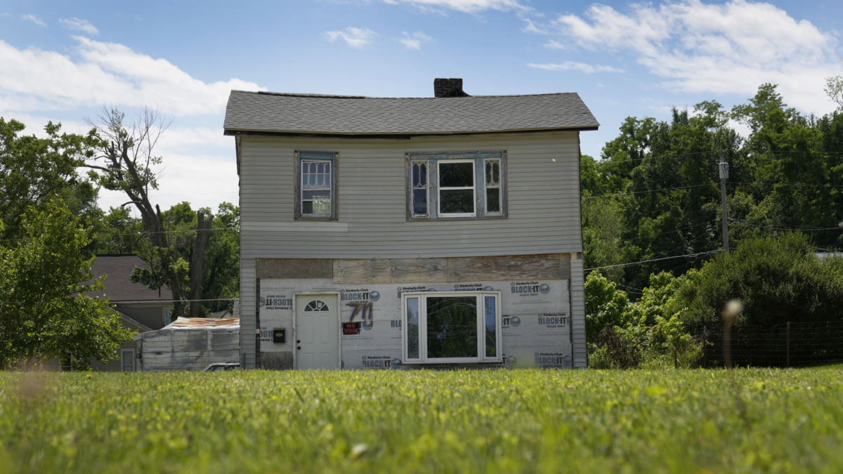 An abandoned home sits across from a vacant lot Wednesday, 22 May 2024, in Hannibal, Missouri. Photo: Jeff Roberson / AP Photo