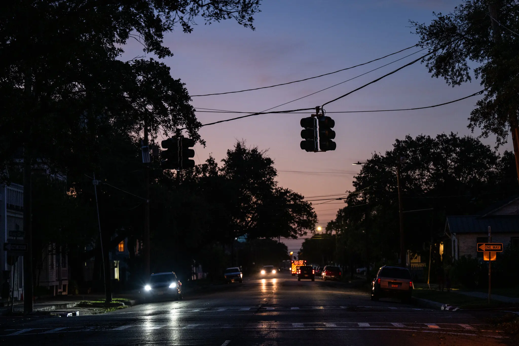 Stoplights and streetlights are dark in a Houston neighborhood after Hurricane Beryl hit the Texas coast on Monday, 8 July 2024. About 2.2 million customers — 80 percent of the utility’s customers in the Houston area — lost power in the storm, a CenterPoint Energy spokesman said. Photo: Meridith Kohut / The New York Times