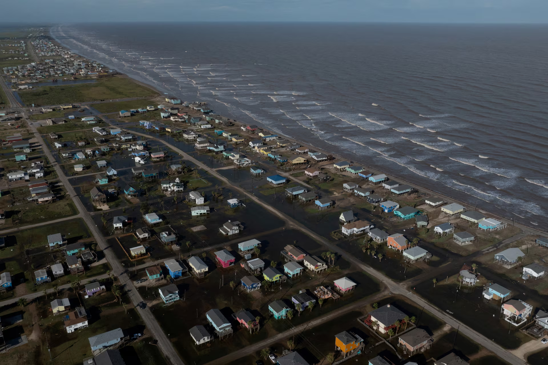 A drone view shows flood waters surrounding homes in the aftermath of Hurricane Beryl in Surfside Beach, Texas, U.S., 8 July 2024. Photo: Adrees Latif / REUTERS