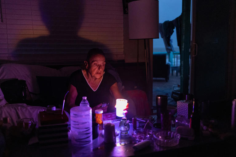 Marguerite Thomas lights candles at dusk after losing electricity due to Hurricane Beryl in Surfside Beach, Texas, U.S., 9 July 2024. Photo: Adrees Latif / REUTERS