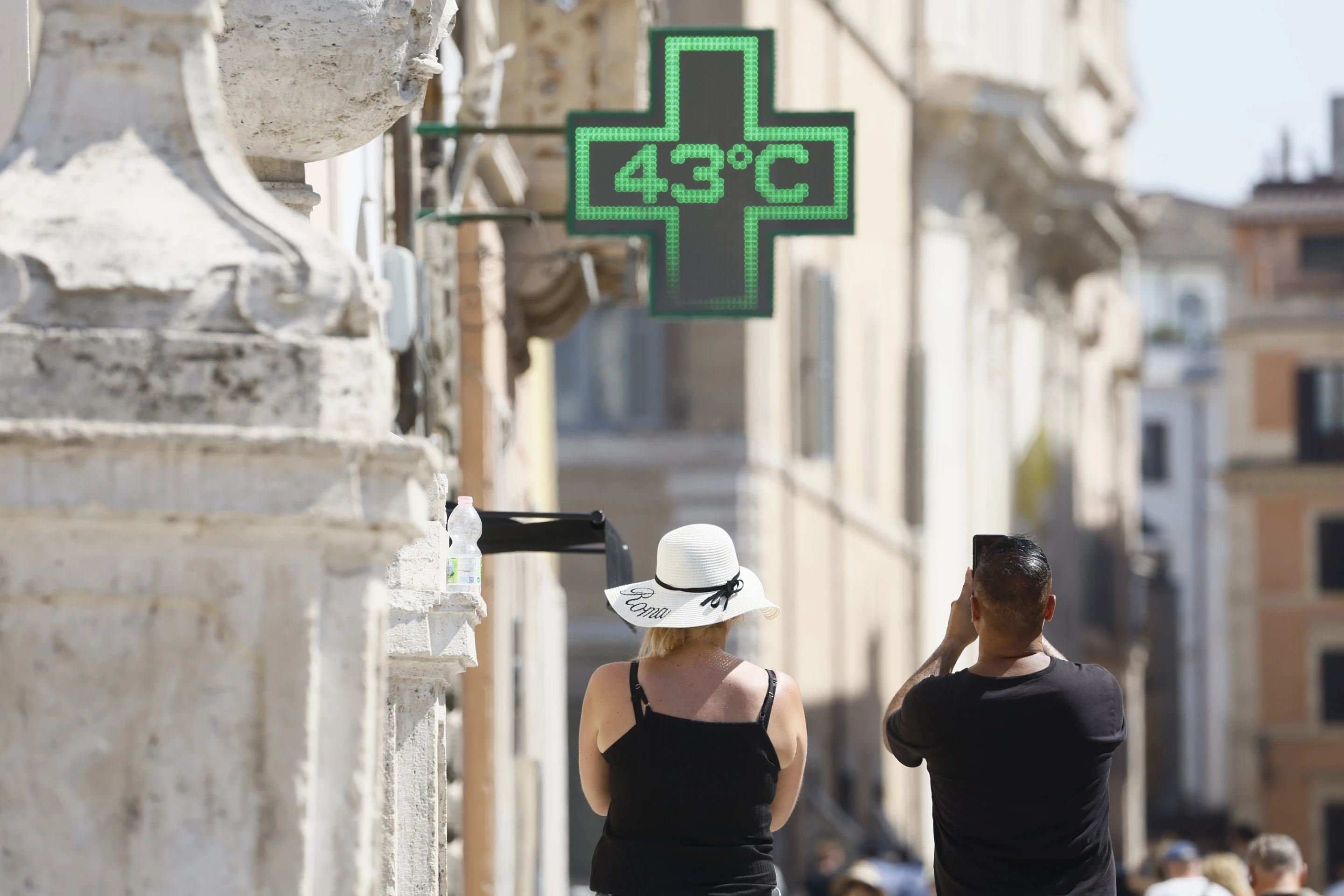 A man takes a photo of the temperature of 43 degrees C (109 degrees F) recorded in the sun outside a pharmacy in downtown Rome, Thursday, 11 July 2024. Photo: Cecilia Fabiano / LaPresse / AP