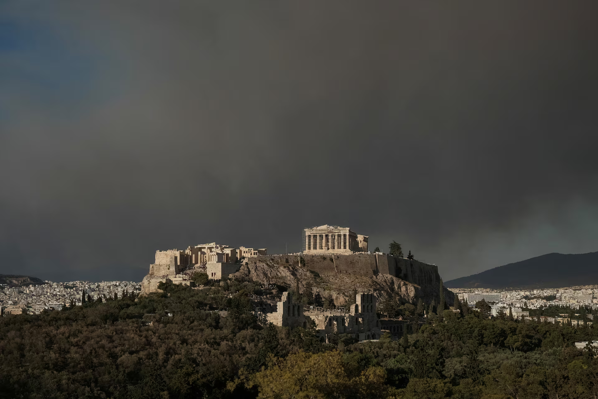 Smoke from a wildfire looms over The Parthenon temple atop the Acropolis hill in Athens Greece, 11 August 2024. Photo: Elias Marcou / REUTERS