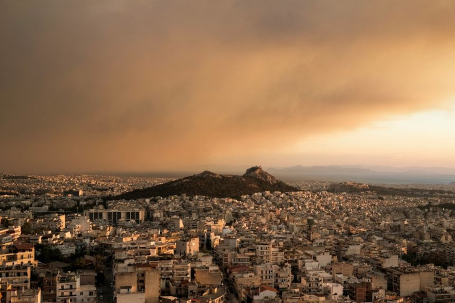 Smoke from wildfires looms over Athens, Greece, 11 August 2024. Photo: Elias Marcou / REUTERS