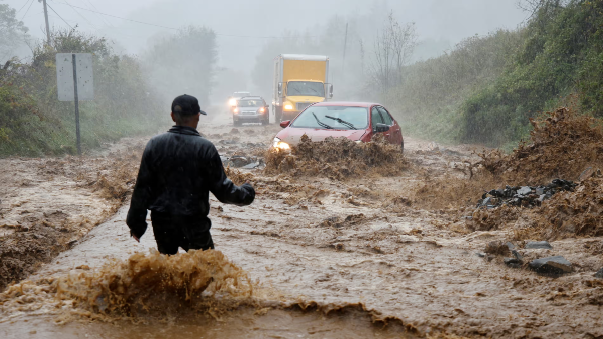 A resident helps free a stranded car as Hurricane Helene strikes Boone, North Carolina. Photo: Jonathan Drake / Reuters